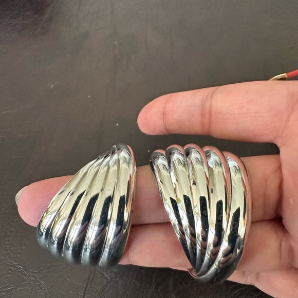 Set of two swirl earrings, gold, and silver - Picture 3 of 14